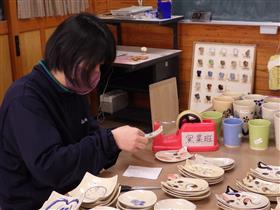 窯業班 値札付けの作業