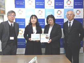 贈呈されたカレンダーとともに記念撮影