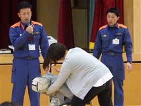 背部叩打法の実技訓練