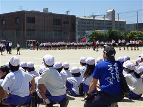 参観する小学生の様子