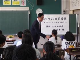 市長の問いに答える児童