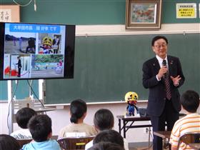 自己紹介をする市長