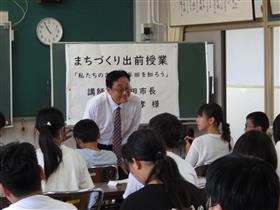 児童の声に耳を傾ける市長