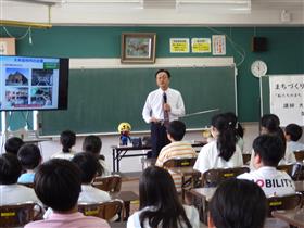 市内企業の紹介をする市長
