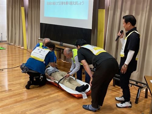 担架に乗せる訓練３