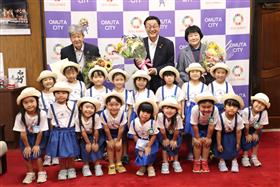 高取聖マリア幼稚園児よりお花の贈呈