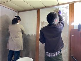 平らに漆喰を塗っていくのはすごく難しい！
