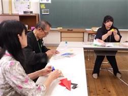 折り紙を折る様子