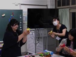 折り紙を折る様子