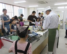 先生の周りに集まる子どもたち