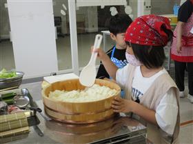 酢飯を混ぜる