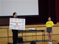 代表児童から贈呈されたメッセージパネル