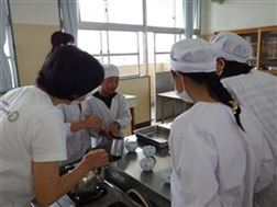湯飲みにお茶を注ぐ児童