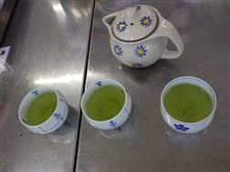 湯飲みに注がれた緑茶