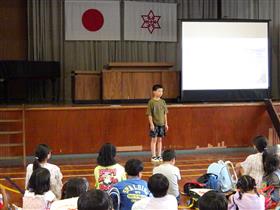 「ぼくたちの先輩をみんなで応援しましょう！」と述べる児童会の児童