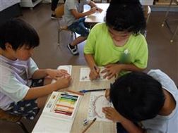 応援メッセージを書く児童