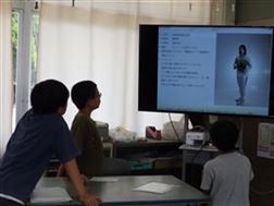髙嶋選手について確認する児童