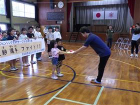 応援のメッセージをご家族に渡す児童