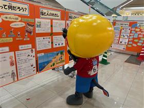 ジャー坊がパネル展示を見ている写真