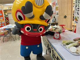 ジャー坊が野菜350g計量体験をしている写真