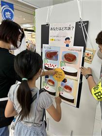 子どもたちがシールを貼っている写真