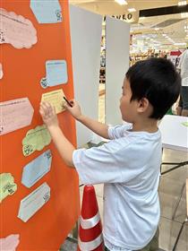 子どもが記入したメモを貼っている写真