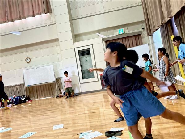 紙ヒコーキを飛ばす