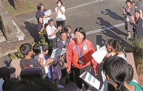 髙嶋選手を温かく迎える様子