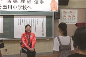 髙嶋選手にお祝いの言葉を述べる児童