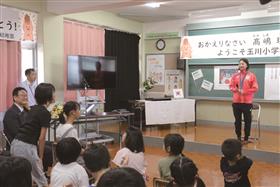 髙嶋選手に質問する児童