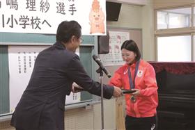市政功労者表彰を受ける髙嶋選手