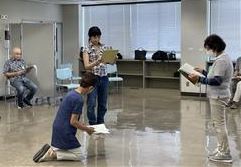稽古をする参加者たち１