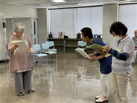 稽古をする参加者たち２