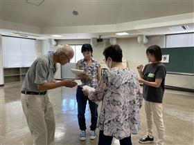 残って練習をする参加者たち