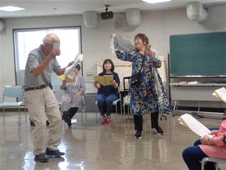 ロマンス詐欺を演じる受講生たち