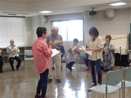 消費者トラブルについて楽しく学べる劇を披露する受講生たち