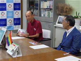 寄贈の趣旨を話される藤原理事長