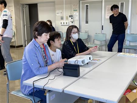 講師にアドバイスをもらう参加者たち