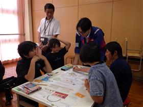 ゲームで対話を楽しむ児童たち