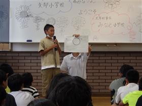 アイデアを発表する児童