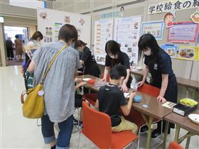 学校給食コーナーの写真