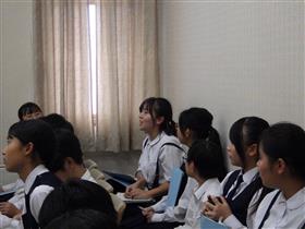 裁判官に質問する生徒