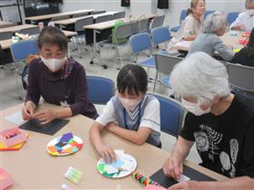 教えている様子