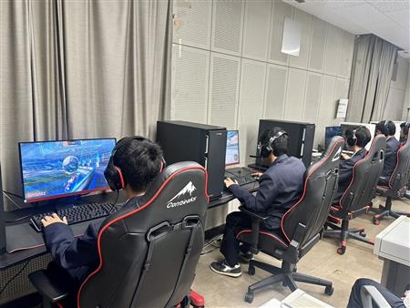 eスポーツを体験する高校生たち
