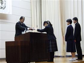 代表生徒に通知表渡し