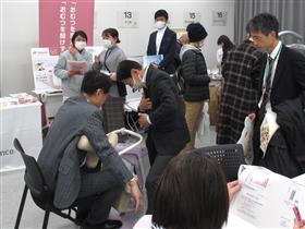 061208_排泄ケア市民向けフォーラム　移乗サポートロボット　Hug（ハグ）」の体験.JPG