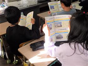 検定前にガイドブックを確認する3年生