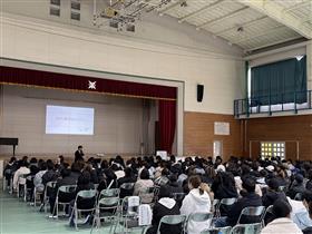 宮原中学校SNSトラブル講演受講風景