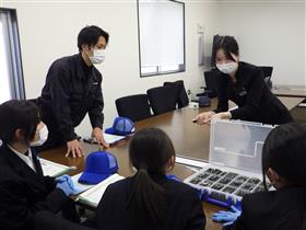 九州精密機器株式会社　製品紹介の様子