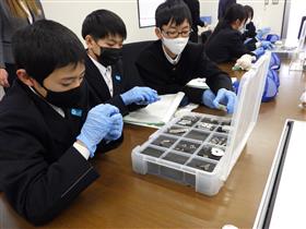 九州精密機器株式会社　実際に製品に触れる生徒